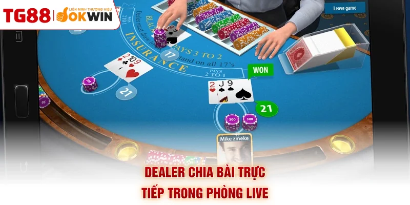 Dealer chia bài trực tiếp trong phòng live